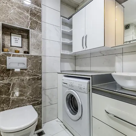 Spacious Flat Near Bagdat Avenue In Suadiye *