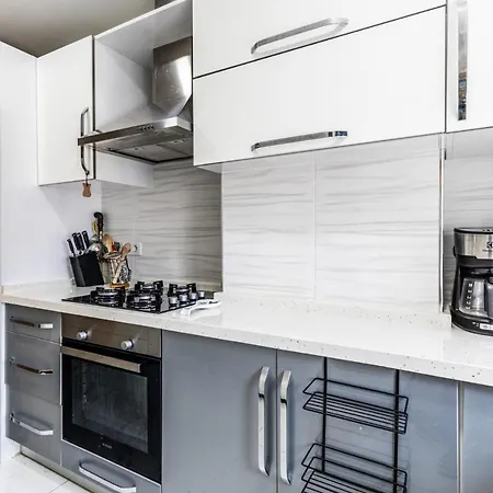 Spacious Flat Near Bagdat Avenue In Suadiye